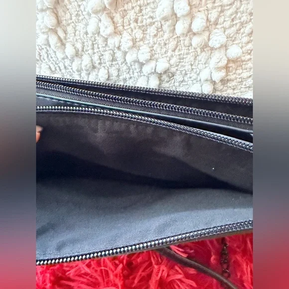 V Crossbody bag - Picture 5 of 13